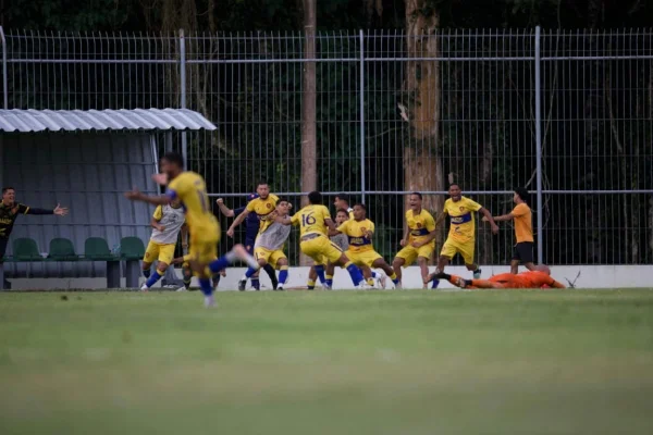 Jogadores do GAS de Roraima comemoram vitória contra o Trem do Amapá
