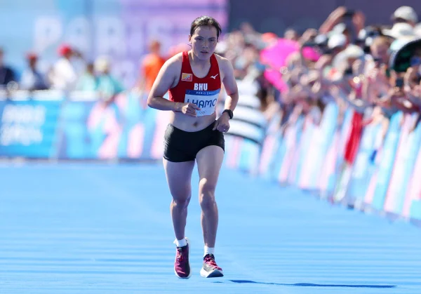 Kinzang Lhamo, da equipe do Butão, compete durante a Maratona Feminina no décimo sexto dia dos Jogos Olímpicos de Paris 2024 na Esplanade Des Invalides em 11 de agosto de 2024 em Paris, França