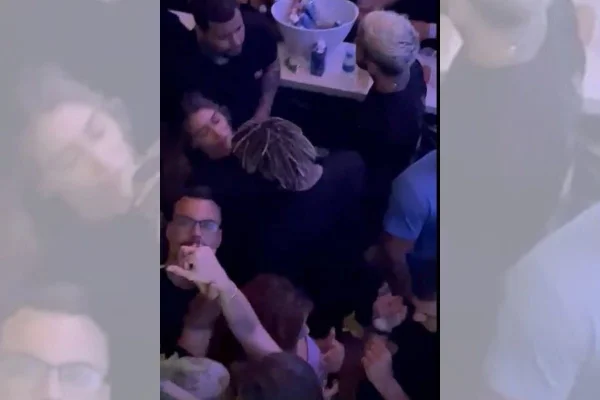 Gabigol é visto aos beijos com modelo em balada de São Paulo