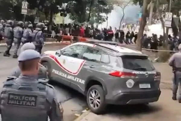 PMs jogam bomba contra manifestantes da Paulista