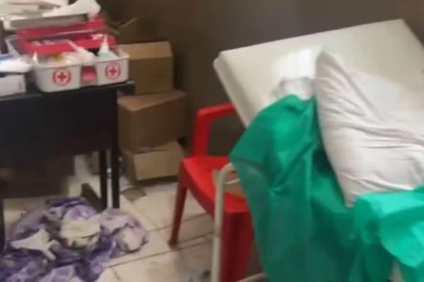 Criminoso que estava sendo atendido no “pronto-socorro do crime” com um tiro na perna havia sido atingido em tentativa de roubo em farmácia - Metrópoles