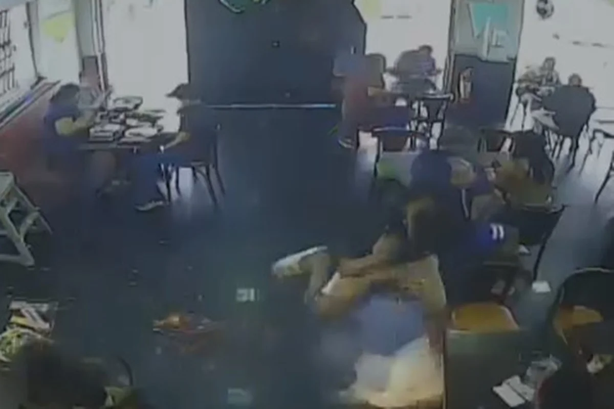 O explosivo foi acendido por jovens que estavam sentado em uma mesa do restaurante O explosivo foi acendido por jovens que estavam sentado em uma mesa do restaurante