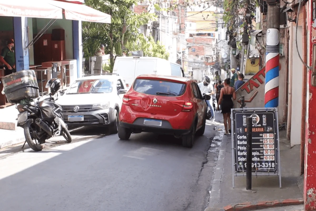 Carros têm dificuldade de transitar em alguns trechos do Complexo Paraisópolis. Sem garagem, pessoas estacionam nas ruas atrapalhando tráfego Carros têm dificuldade de transitar em alguns trechos do Complexo Paraisópolis. Sem garagem, pessoas estacionam nas ruas atrapalhando tráfego