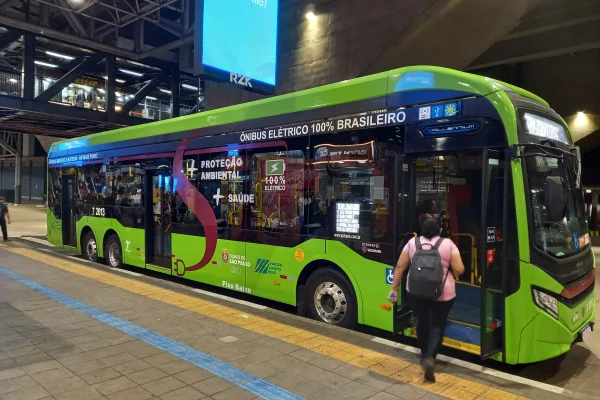 Imagem mostra ônibus elétrico - Metrópoles