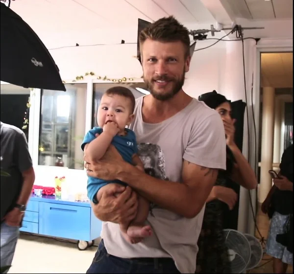 Vídeo de Rodrigo Hilbert segurando bebê ganha a internet