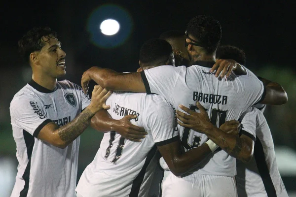 Imagem colorida da comemoração de jogadores do Botafogo - Metrópoles