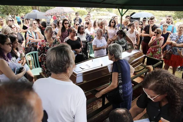 Parentes e amigos se despedem de Veiguima Martins, morta pelo marido
