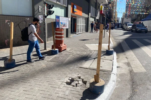 Imagem colorida mostra calçada com um buraco feito por britadeira depois de uma evento da prefeitura - Metrópoles