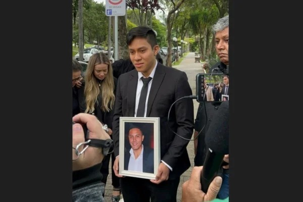 Velório do estudante de medicina Marco Aurélio Cardenas Acosta, de 22 anos, morto pela PM - na imagem o irmão, Frank - Metrópoles