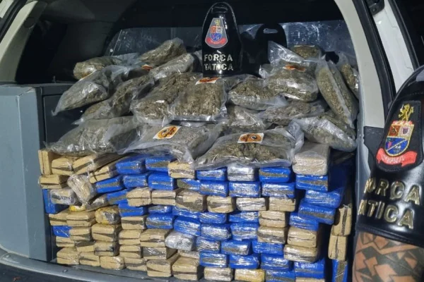 Imagem colorida mostra tijolos de maconha dentro de carro apreendido pela PM - Metrópoles