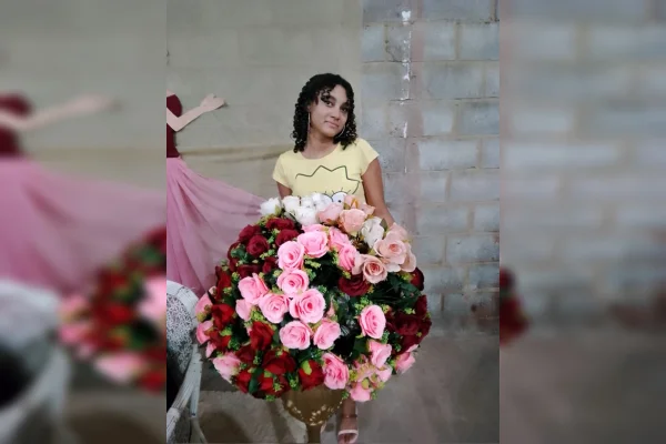 Imagem colorida de uma adolescente segurando um buquê de flores