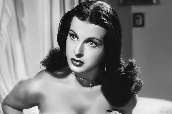 A rainha da beleza, Silvana Pampanini, morre aos 90 anos