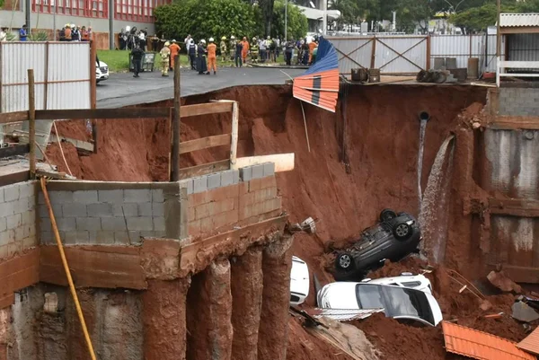 “Achei que era terremoto”, diz mulher sobre cratera na Asa Sul