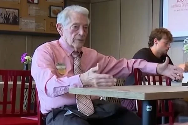 Idoso de 92 anos ama trabalhar em restaurante e diz que não quer se aposentar