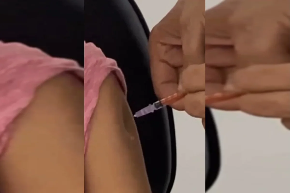 Depois de perceber que seu filho não estava corretamente imunizado, Aline disse que retornou ao local, cerca de duas horas depois, e mostrou o vídeo para a supervisora responsável Depois de perceber que seu filho não estava corretamente imunizado, Aline disse que retornou ao local, cerca de duas horas depois, e mostrou o vídeo para a supervisora responsável