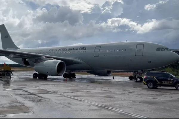 IMAGEM COLORIDA DE AVIÃO DA FAB