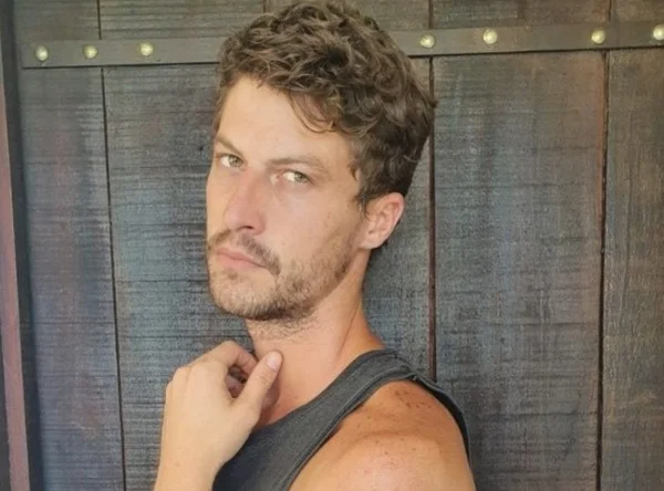 foto colorida do ator e modelo Ricardo Merini, que está desaparecido; na foto ele está com camiseta cinza - Metrópoles