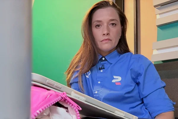 Ana Thaís Matos, jornalista e comentarista da TV Globo, em foto colorida - Metrópoles