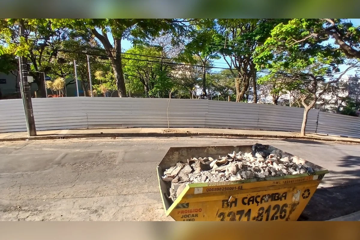 Tapumes e caçamba com restos da obra da Praça Dom Bosco que está prestes a ser reinaugurada Tapumes e caçamba com restos da obra da Praça Dom Bosco que está prestes a ser reinaugurada