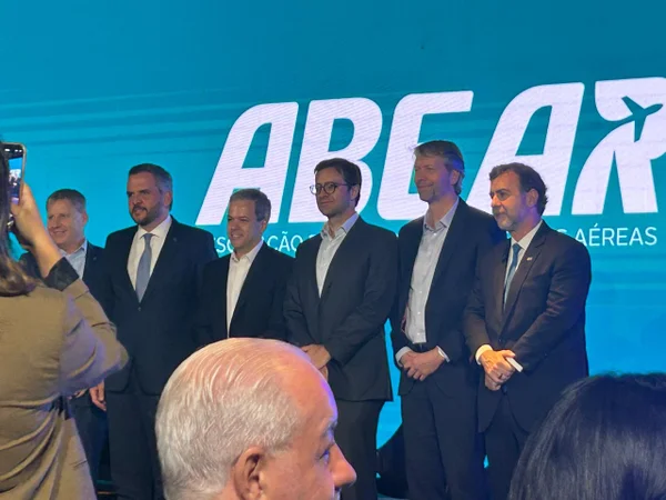 CEOs da Latam, Azul e GOL em evento da Abear