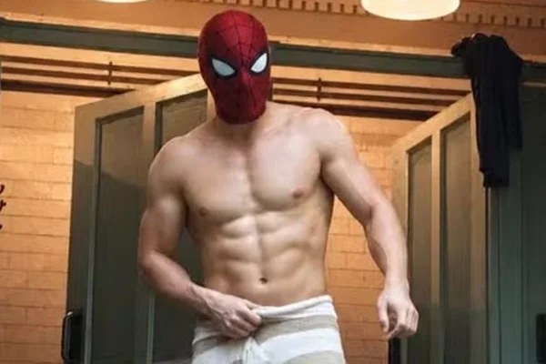 O ator Tom Holland caracterizado como Homem-Aranha