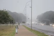 O céu de Brasília amanheceu tomado por uma forte neblina