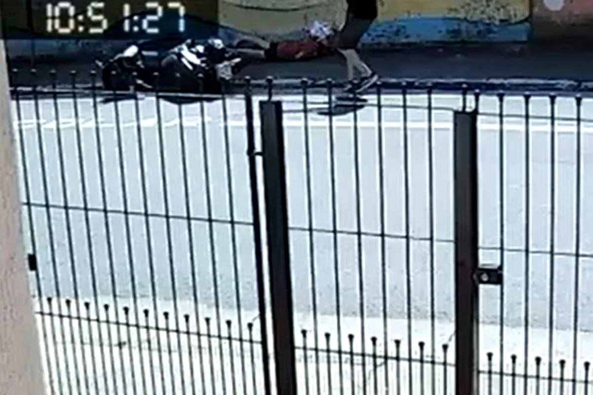 Filho de policial civil estava na garupa da motocicleta quando criminosos anunciaram assalto. Um suspeito foi morto e outro conseguiu fugir Filho de policial civil estava na garupa da motocicleta quando criminosos anunciaram assalto. Um suspeito foi morto e outro conseguiu fugir
