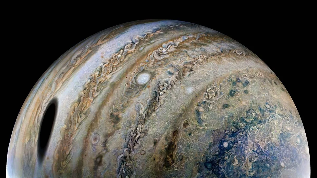 Júpiter na sombra de Ganimedes: durante sua 40ª passagem por Júpiter, espaçonave Juno viu Ganimedes lançar uma grande mancha escura no planeta em 25 de fevereiro de 2022 Júpiter na sombra de Ganimedes: durante sua 40ª passagem por Júpiter, espaçonave Juno viu Ganimedes lançar uma grande mancha escura no planeta em 25 de fevereiro de 2022