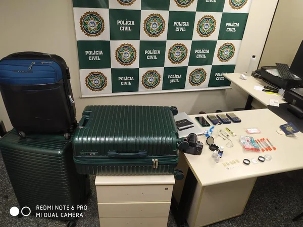 Polícia apreende malas com drogas e medicamentos no Aeroporto do Galeão