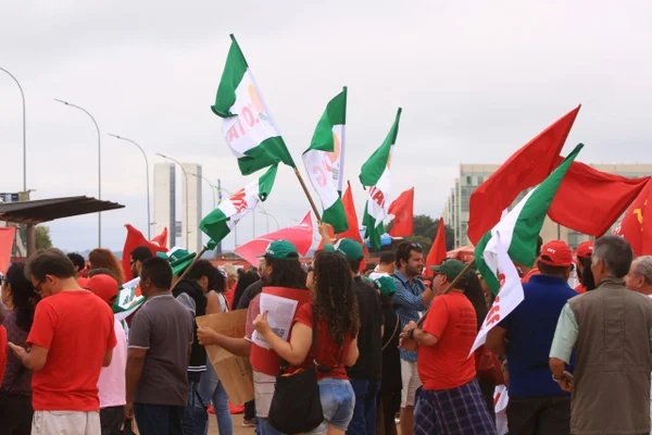 Ao menos 16 capitais fazem protestos contra Temer neste domingo (21)