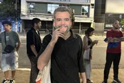 Fã usa máscara com rosto de Wagner Moura Fã usa máscara com rosto de Wagner Moura