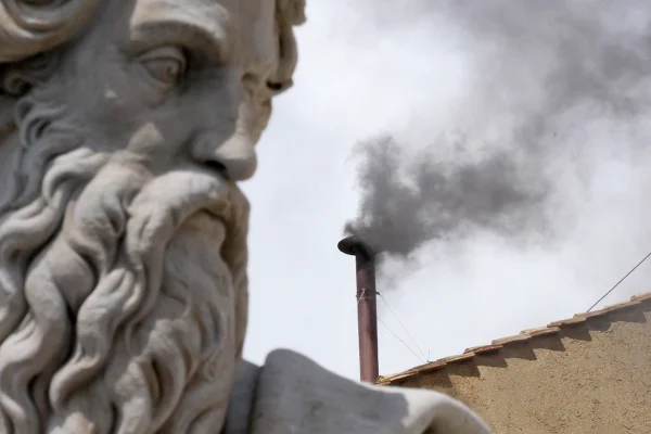 : Fumaça preta é vista saindo da chaminé da Capela Sistina enquanto cardeais católicos se reúnem pelo segundo dia para eleger um novo papa em 8 de maio de 2025 na Cidade do Vaticano