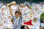 O craque conduziu a Argentina ao título da Copa do Mundo de 1986 O craque conduziu a Argentina ao título da Copa do Mundo de 1986