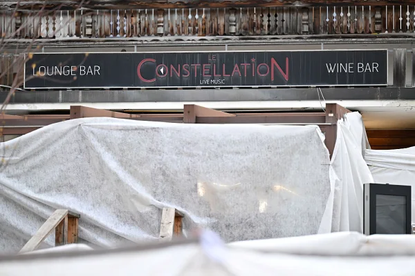 Imagem colorida mostra fachada de bar que pegou fogo na Suiça - Metrópoles