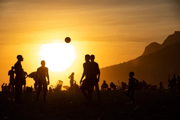 Cariocas aproveitam calor intenso na cidade pra se refrescar na praia de Ipanema, Rio de Janeiro Inmet