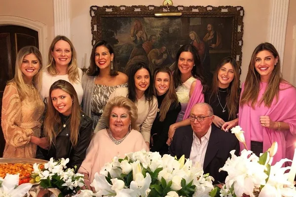 Romeu Trussardi com Lala Rudge e as netas