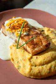 Pirarucu consagrado, com mousseline de banana-da-terra e calda de queijo Quina com limão