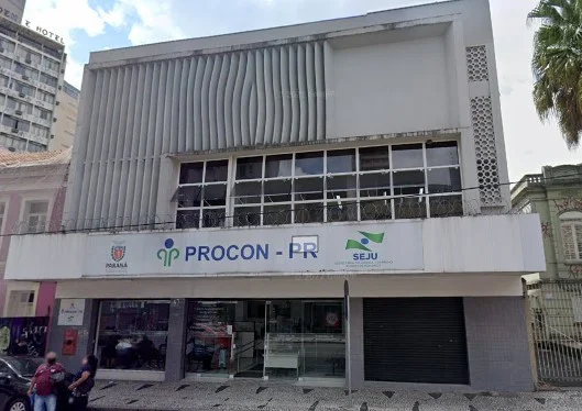 Consumidora atira mesa contra advogada durante audiência no Procon