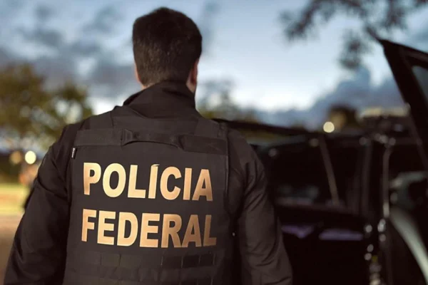 Traficante flagrado com carregamento de maconha cai na porrada com policial