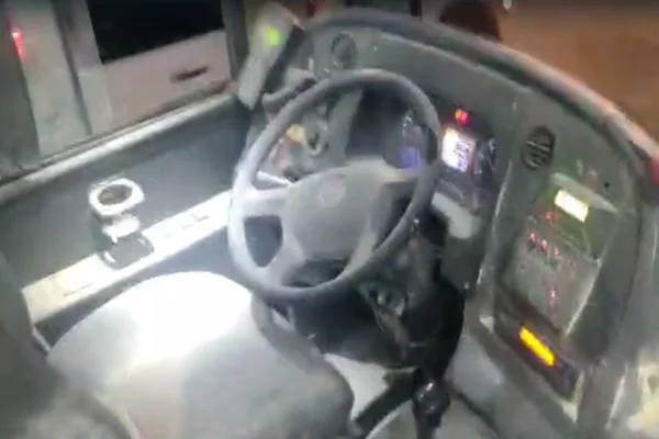 Vídeo: manifestantes ateiam fogo em ônibus por protesto contra derrubadas no DF