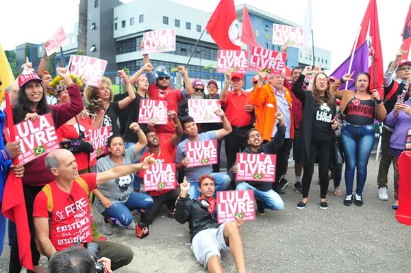 Defesa de Lula vai à PF discutir soltura com ex-presidente