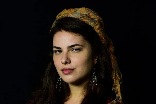 Thais Melchior como Raquel em Genesis