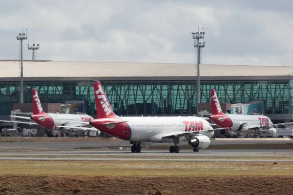 Aviões em aeroporto