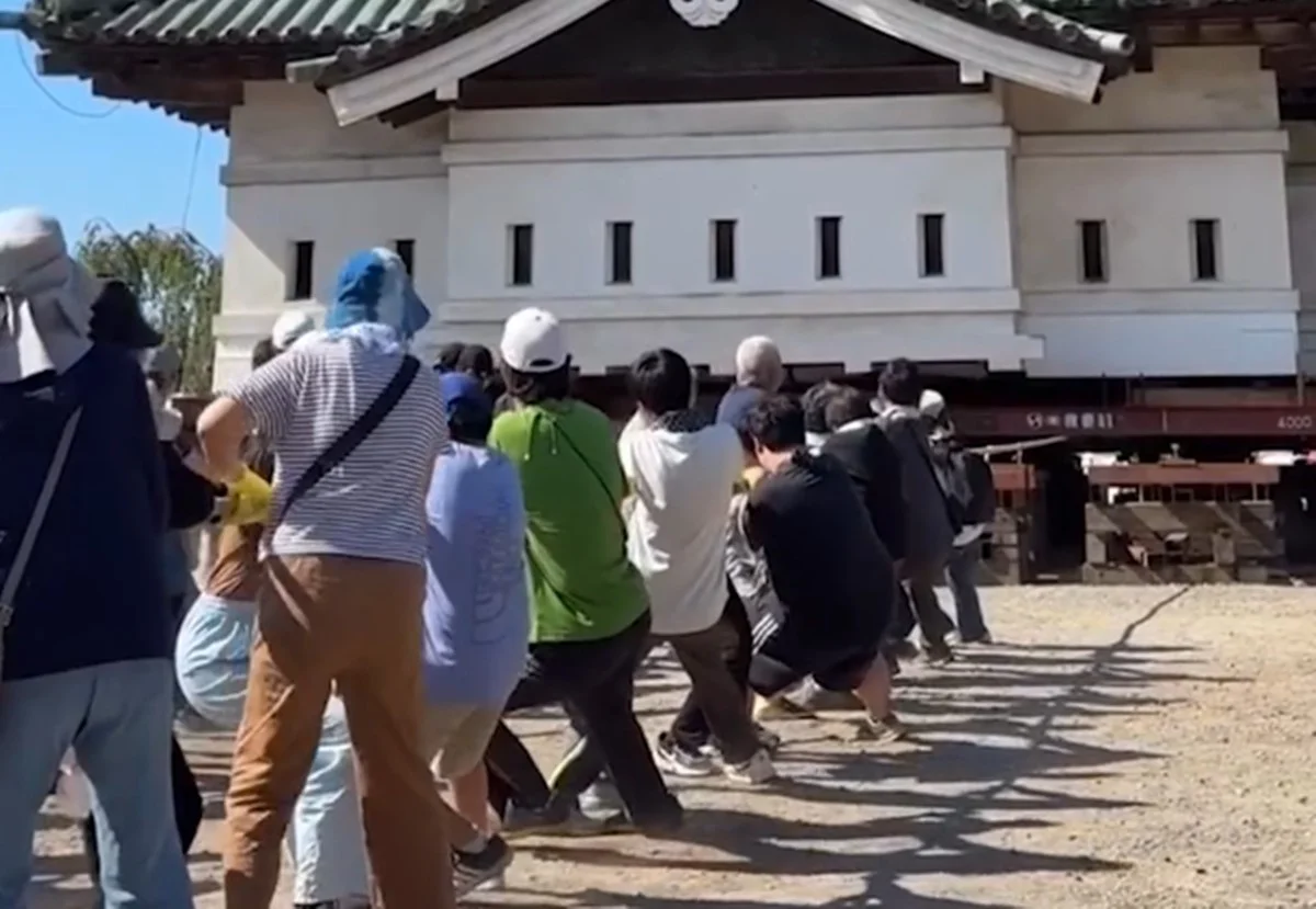Japão recruta 1.800 pessoas para arrastar torre de castelo com cordas