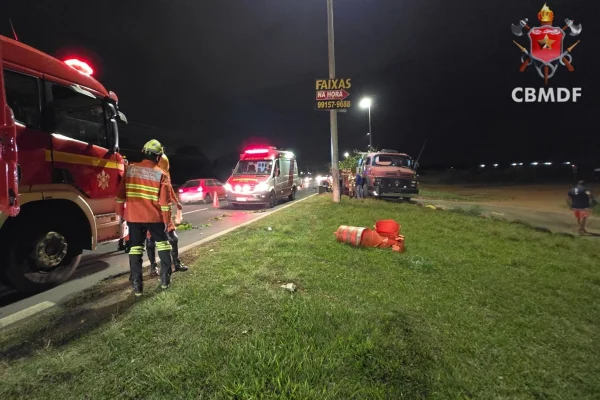 Motociclista morre ao colidir em caminhão no DF; trânsito é alterado