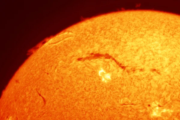 Imagem colorida mostra mancha no sol - Metrópoles