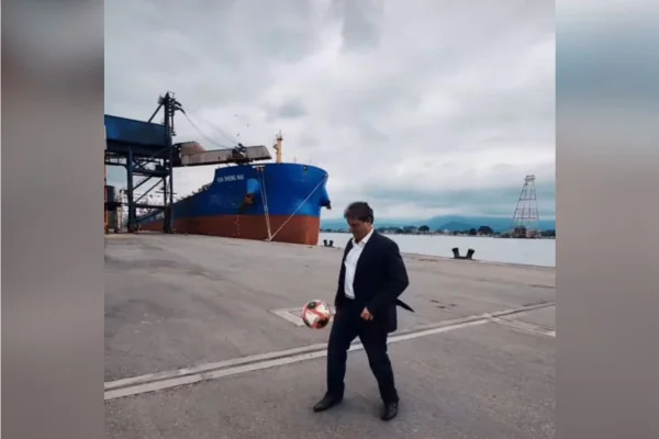 Foto colorida de Tarcísio de Freitas, aliado de Jair Bolsonaro, jogando futebol no Porto de Santos - Reprodução