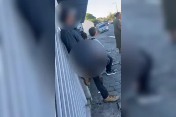 Imagem colorida de um homem se masturbando em um ponto de ônibus ao lado de passageiros - Metrópoles