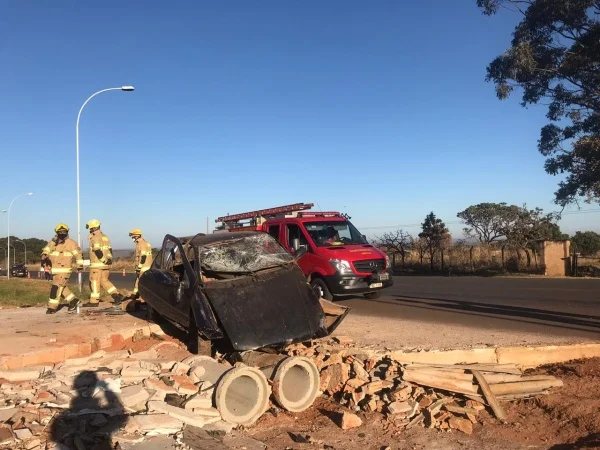 Vídeo: motorista capota carro após ser perseguido em rodovia do DF - destaque galeria