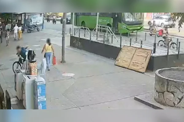 Imagem colorida acidente com bicicleta elétrica que matou mãe e filho - Metrópoles